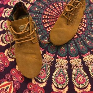 Tom’s Brown Chestnut Trim Suede Tribal Boots